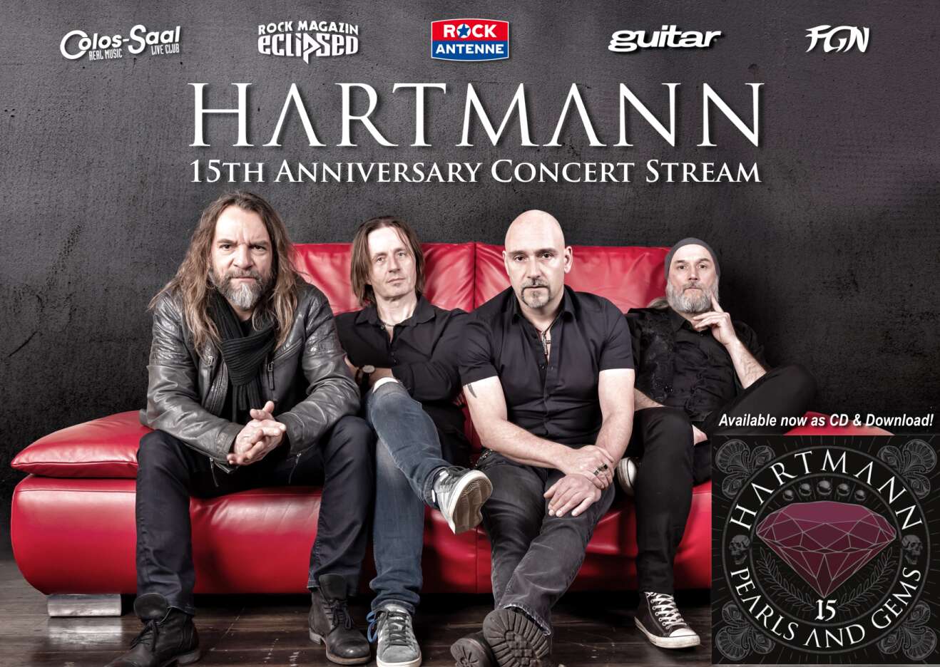 Bandmitglieder von Hartmann sitzen auf roter Couch