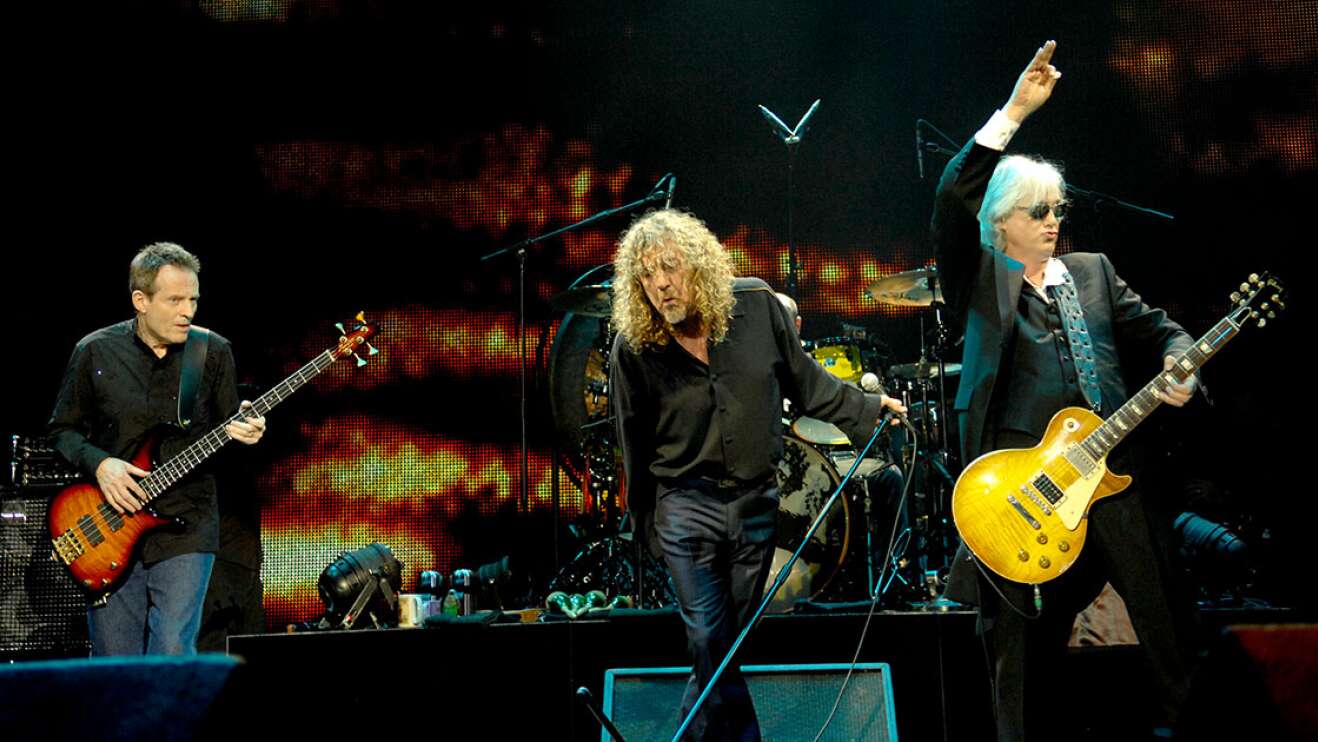 Bandmitglieder von Led Zeppelin performen live auf der Bühne