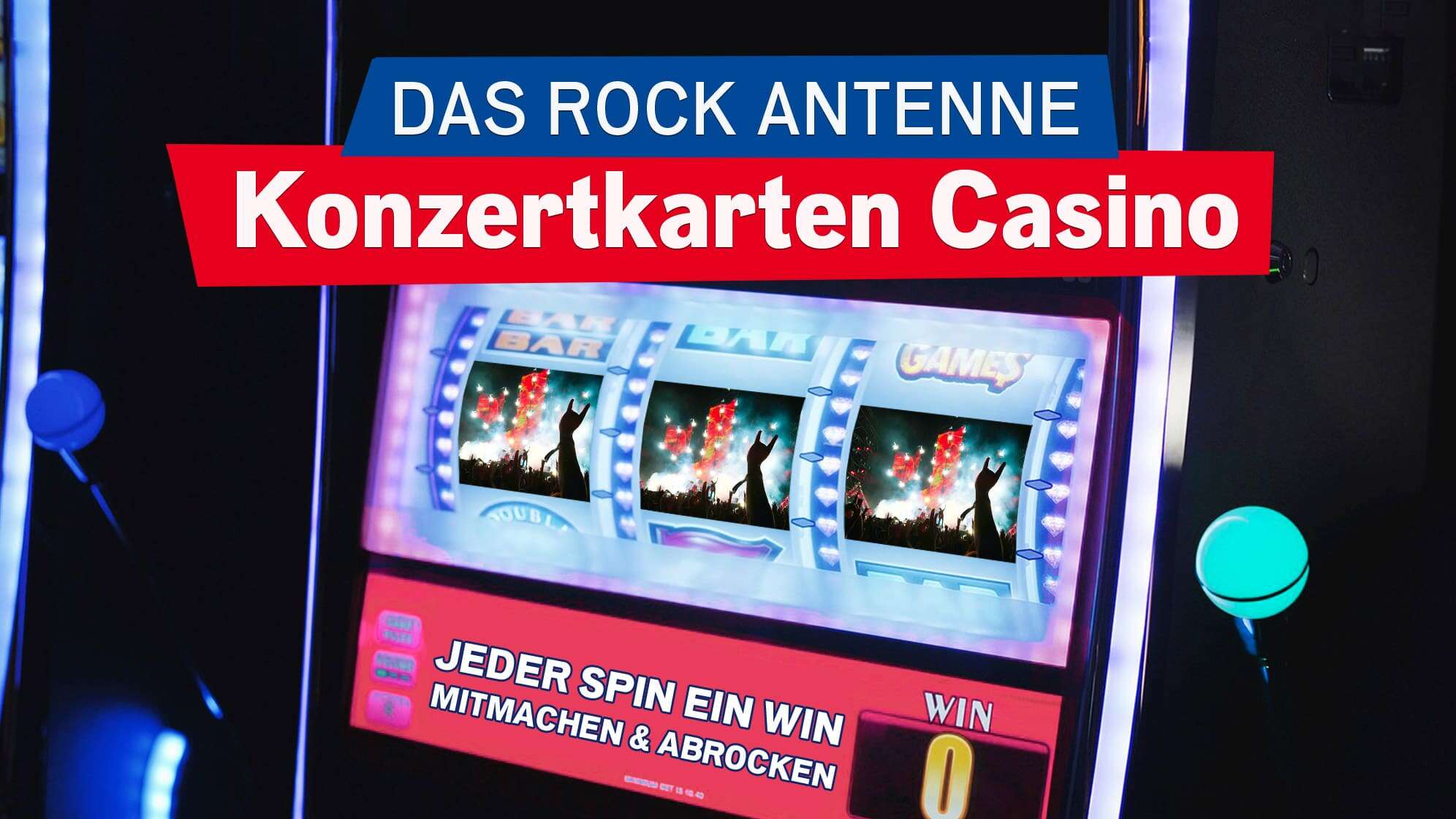 Nahaufnahme des Bildschirms eines Spielautomaten, darauf zu sehen sind drei Fotos von einem Konzert in einer Reihe, dazu der Text: Das ROCK ANTENNE Konzertkarten Casino - jeder Spin ein Win - mitmachen & abrocken