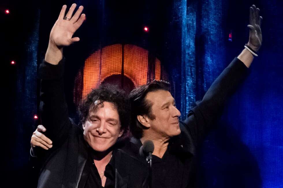 Steve Perry und Neal Schon, die sich in den Armen liegen