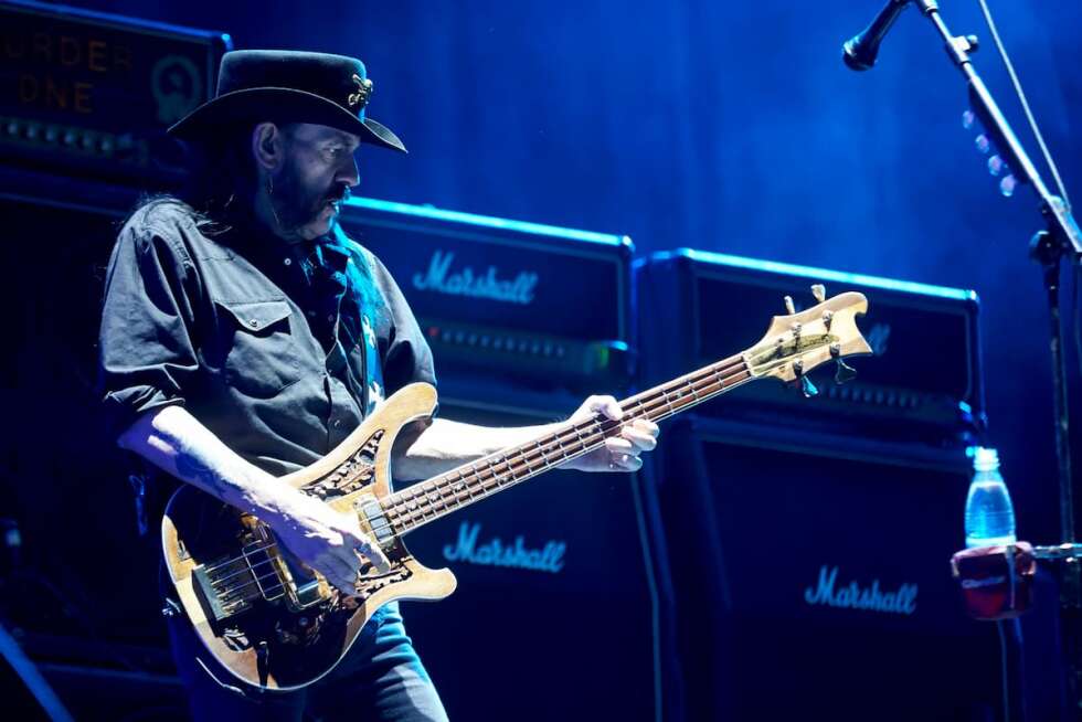 Lemmy Kilmister spielt Gitarre
