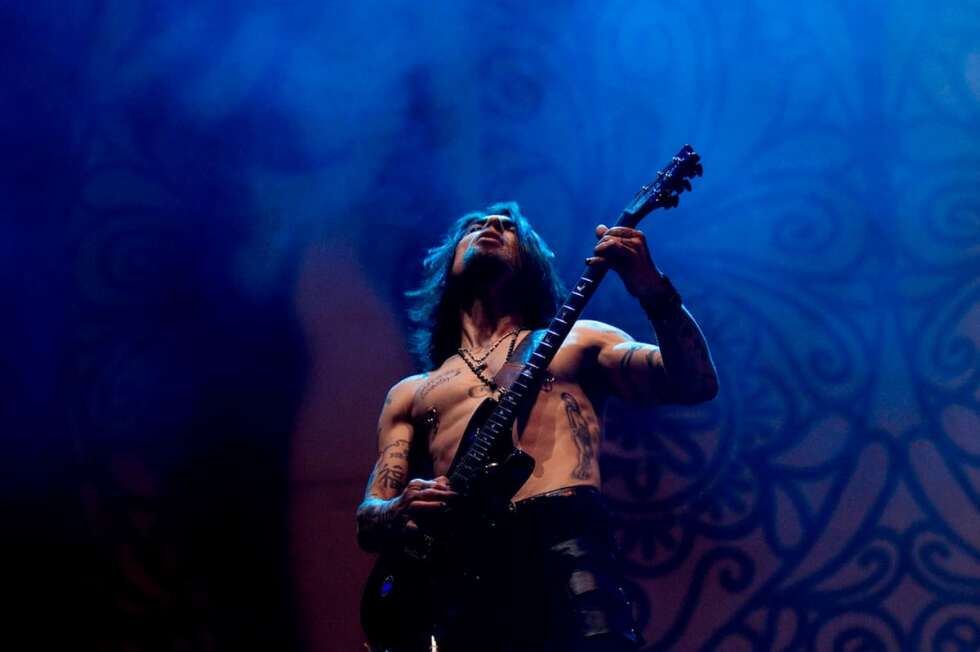 Dave Navarro spielt Gitarre