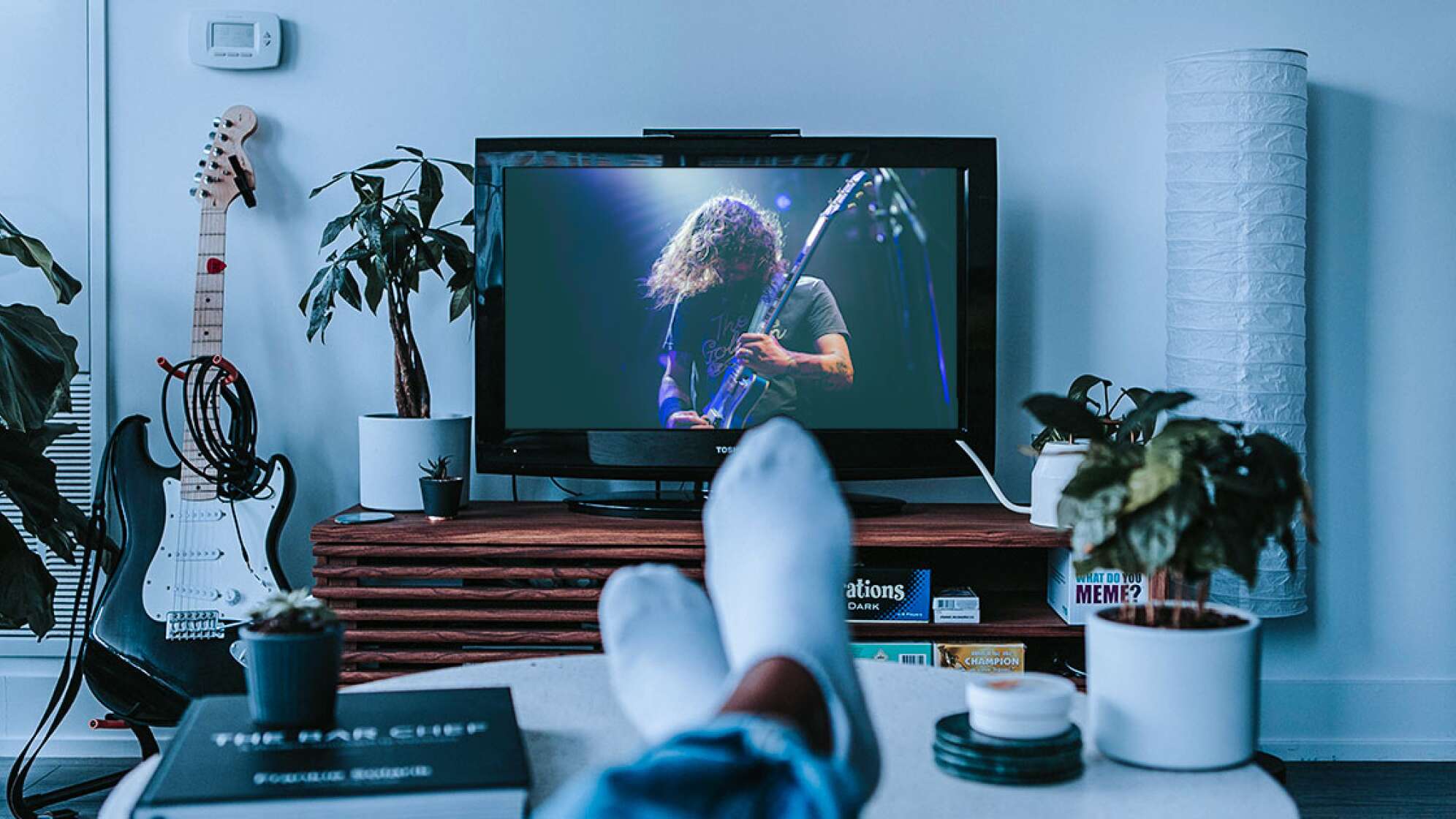 Füße auf Tisch vor TV