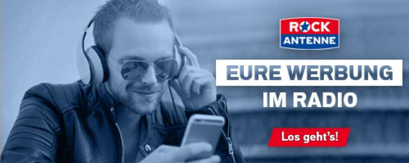 Bild eines Mannes mit Kopfhörern und Sonnenbrille, der auf ein Smartphone blickt und lächelt - dazu der Text: Eure Werbung im Radio - los gehts mit ROCK ANTENNE Logo