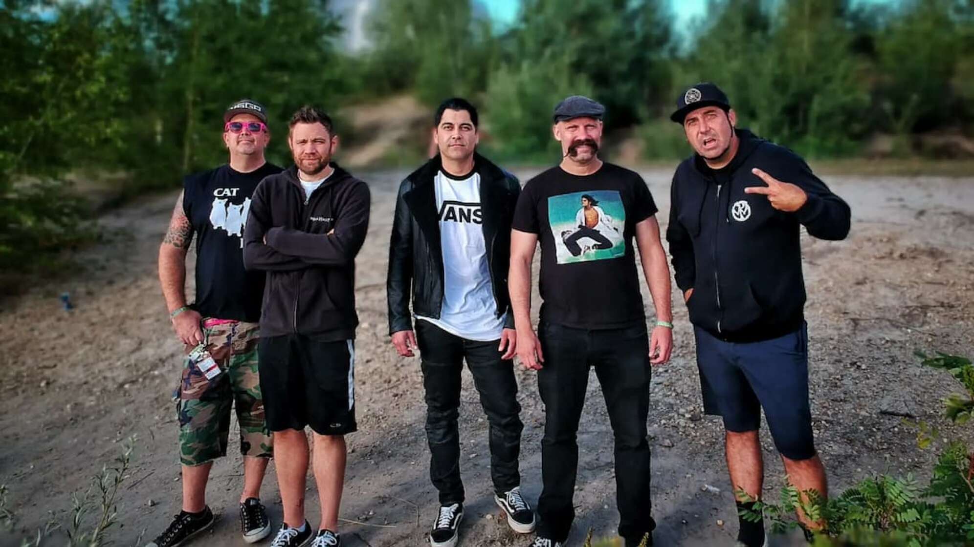 : Pop Punk-Ikonen kommen auf Europa-Tour teilen tweeten Pin it weiterleiten Die Pop Punk-Ikonen aus Orange County meldeten sich im März mit ihrem neuen Album "Brain Invaders" zurück - damit machen sie satte 20 mal Halt in Deutschland. Foto: Press Sommer, Pop Punk, gute Laune! Ganz nach diesem Motto kommen Zebrahead genau richtig auf Europa-Tour und machen gleich 20 Mal Station in Deutschland. Darunter beehren sie unter anderem das Hurricane und Southside-Festival sowie das Die Festung Rockt-Festival in Kronach. Im September geht es dann auf Headline-Marathon von Jena über die DAB+ Rock City Wiesbaden in die UKW Rock City München und wieder zurück bis hoch nach Hamburg. Mit ihrer elften Studioscheibe Brain Invaders haben sich Zebrahead im März mehr als eindrucksvoll zurückgemeldet, nachdem es vier Jahre lang sehr ruhig um die Jungs geworden war. In Zusammenarbeit mit Paul Miner (New Found Glory, Atreyu, Thrice, Death by Stereo) als Produzent und Kyle Black (Pierce the Veil, Paramore, New Found Glory) als Mischer, haben sie uns nun eine Scheibe präsentiert, die an Klassiker wie Playmate of the Year (2000) und MFZB (2003) erinnert. HIER KÖNNT IHR ZEBRAHEAD 2019 LIVE ERLEBEN: 24.05.2019 (Fr.) - KAISERSLAUTERN, Kammgarn 25.05.2019 (Sa.) - KRONACH, Die Festung Rockt Festival 17.06.2019 (Mo.) - ESSEN, Turok 18.06.2019 (Di.) - AACHEN, Musikbunker 19.06.2019 (Mi.) - KOBLENZ, Circus Maximus 22.06.2019 (Sa.) - SCHEEßEL, Hurricane Festival 23.06.2019 (So.) - NEUHAUSEN OB ECK, Southside Festival 06.09.2019 (Fr.) - JENA, F-Haus 07.09.2019 (Sa.) - ANNABERG-BUCHHOLZ, Alte Brauerei 08.09.2019 (So.) - WIESBADEN, Schlachthof 10.09.2019 (Di.) - MÜNCHEN, Backstage Halle 12.09.2019 (Do.) - ERLANGEN, E-Werk 13.09.2019 (Fr.) - LINDAU, Club Vaudeville 14.09.2019 (Sa.) - STUTTGART, JH Hallschlag 15.09.2019 (So.) - BRAUNSCHWEIG, Westand 17.09.2019 (Di.) - HAMBURG, Markthalle 18.09.2019 (Mi.) - BREMEN, Lagerhaus 19.09.2019 (Do.) - KÖLN, Kantine 20.09.2019 (Fr.) - HAMELN, Sumpfblume 21.09.2019 (Sa.) - LINGEN, Rock Am Pferdemarkt Tickets für Zebrahead 2019 sichern! Nach der Vorab-Single "All My Friends Are Nobodies", hat die Combo aus Orange County "We're Not Alright" als zweite Single auserkoren und gleich ein Musikvideo hinterhergeschickt - und auch wenn der Clip eher düster und gesellschaftskritisch daherkommt, ist es nahezu unmöglich bei dem Sound nicht in Party-Pogo-Stimmung zu kommen. Immer auf dem Laufenden bleiben! Verpass‘ nichts mehr - mit unserem kostenlosen ROCK ANTENNE Newsletter. Ob Nachrichten, Lifestyle oder unsere neuesten Aktionen - wir informieren dich: Deine E-Mail-Adresse Weiter Informationen zum Datenschutz erhältst du im nächsten Schritt. WEITERE ARTIKEL Das Rock News-Update der Woche vom 13.03. bis 19.03.2023 Rock News Das Rock News-Update der Woche vom 13.03. bis 19.03.2023 Das Rock News-Update der Woche vom 13.03. bis 19.03.2023 Das Rock News-Update der Woche vom 06.03. bis 12.03. Rock News Das Rock News-Update der Woche vom 06.03. bis 12.03. Das Rock News-Update der Woche vom 06.03. bis 12.03. Lynyrd Skynyrd-Gründer Gary Rossington ist tot: So reagiert die Rock-Welt Rock News Lynyrd Skynyrd-Gründer Gary Rossington ist tot: So reagiert die Rock-Welt Lynyrd Skynyrd-Gründer Gary Rossington ist tot: So reagiert die Rock-Welt BELIEBTE BEITRÄGE Das Rock News-Update der Woche vom 06.03. bis 12.03.