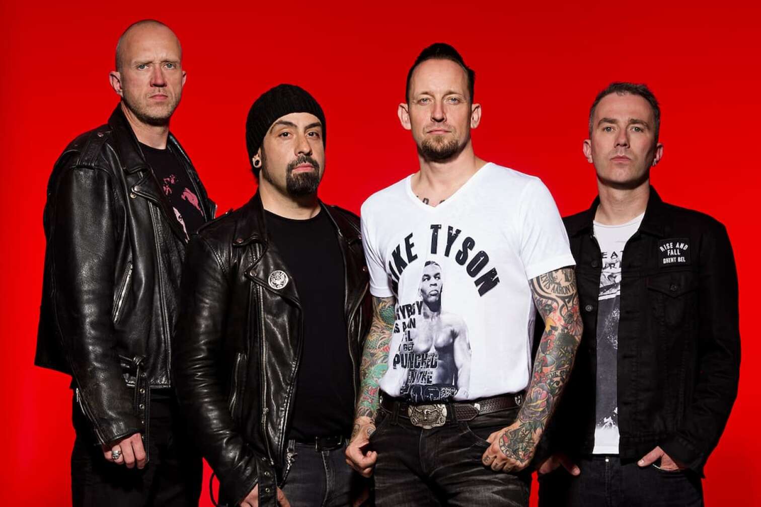 Volbeat vor rotem Hintergrund