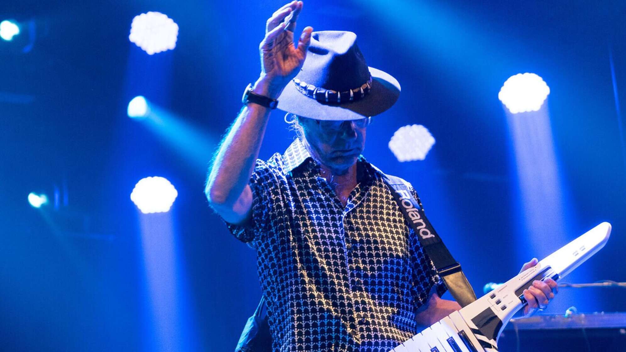 Manfred Mann mit einem Hut und einer Keytar