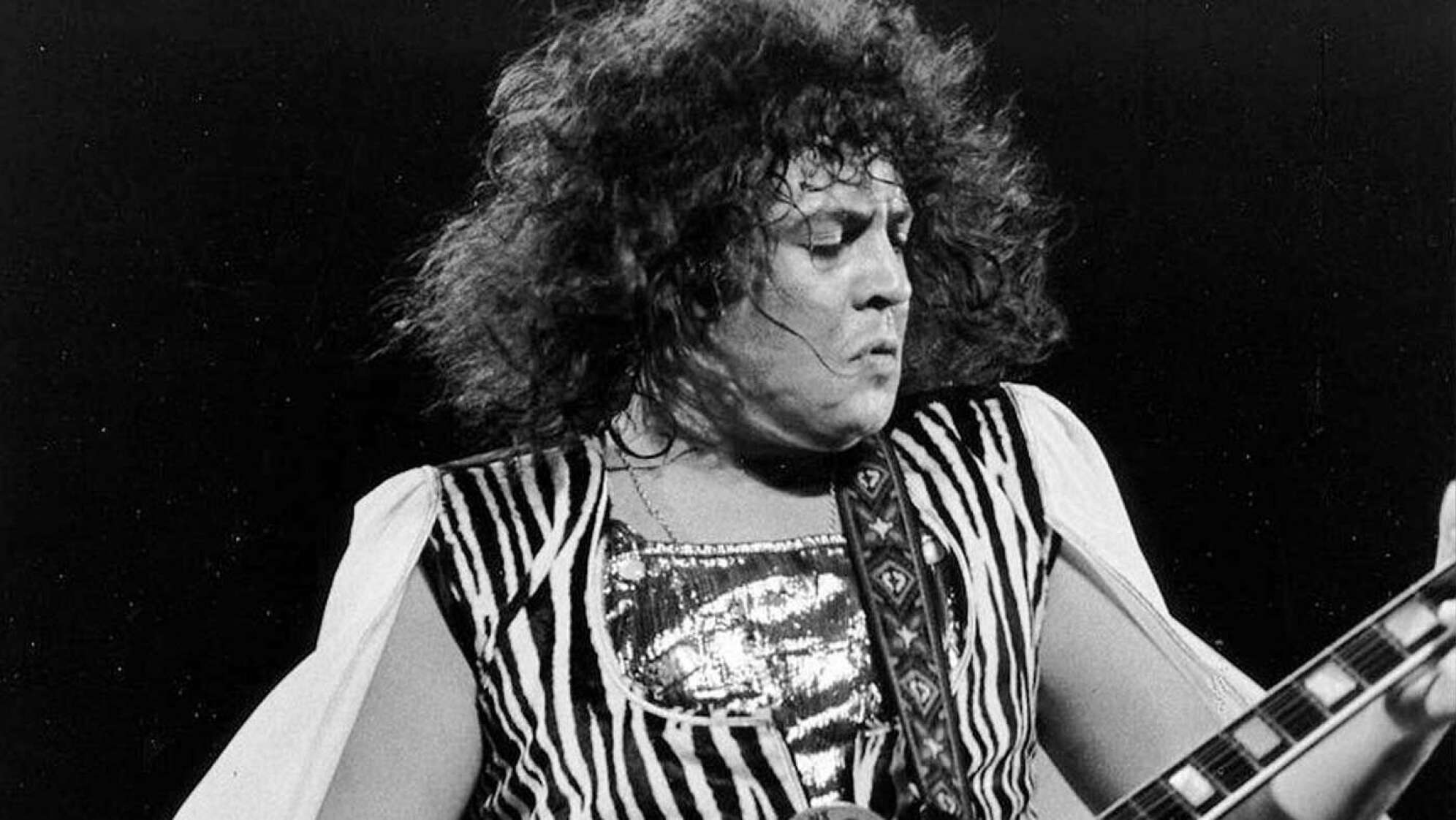 Marc Bolan spielt Gitarre