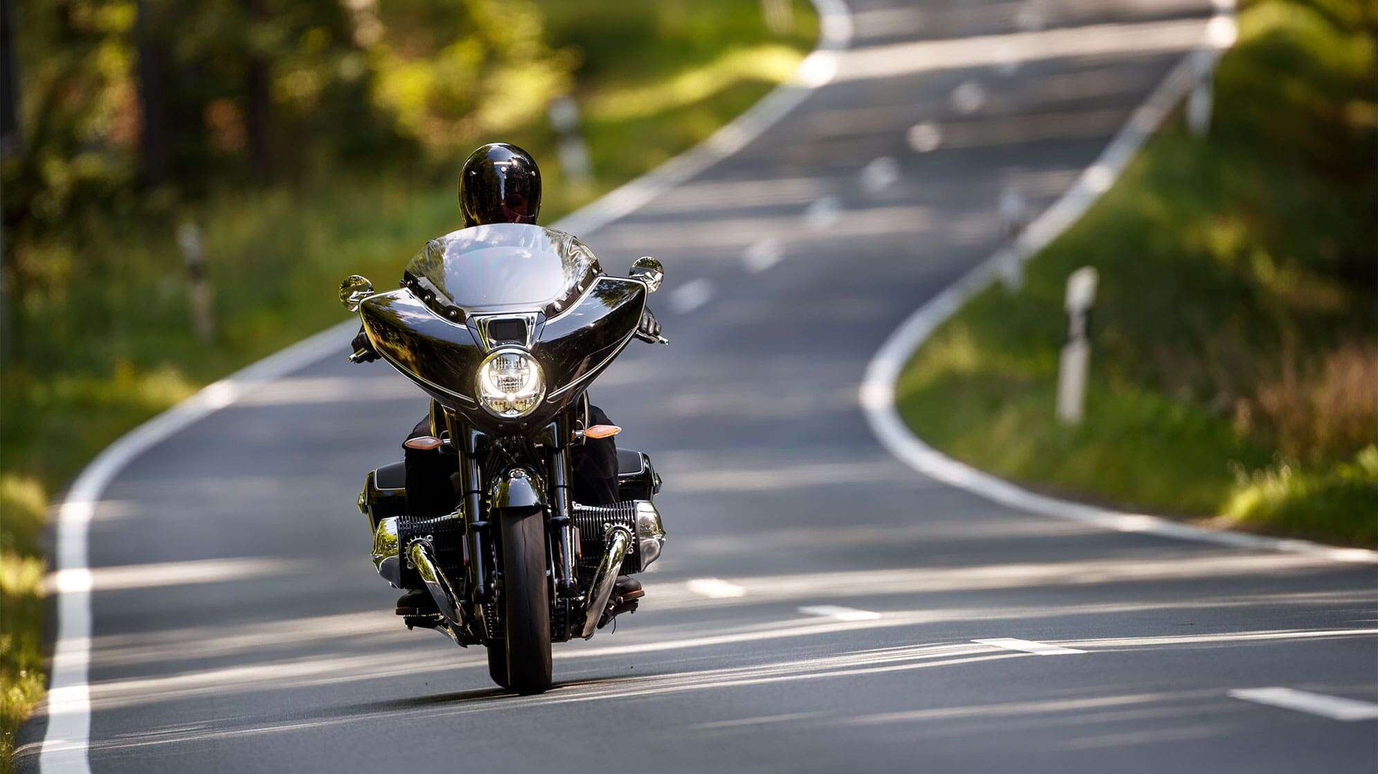 Foto von einem BMW R 18 Motorrad bei der Fahrt auf einer Landstraße