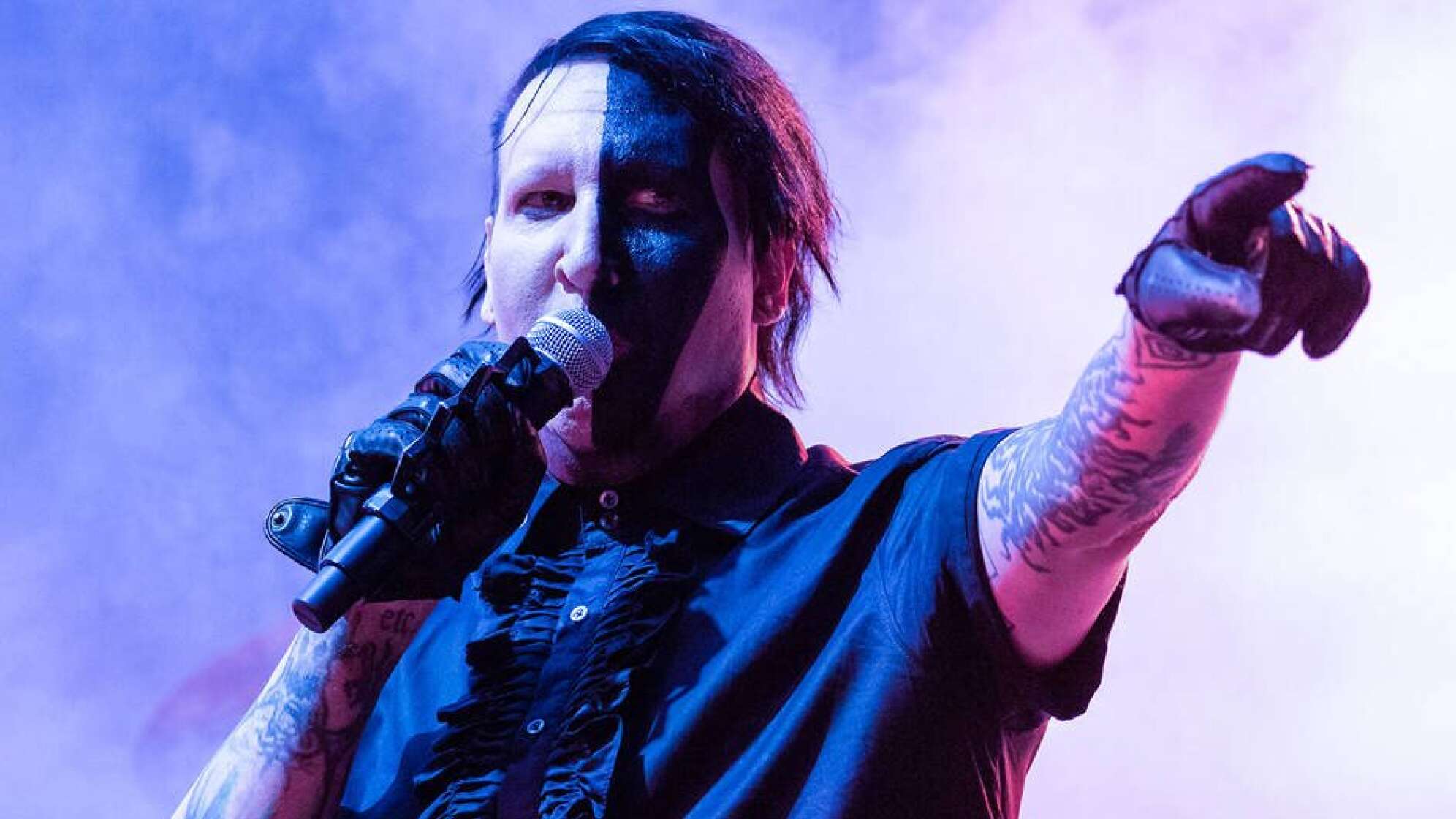 Marilyn Manson mit einem Mikrofon in der Hand