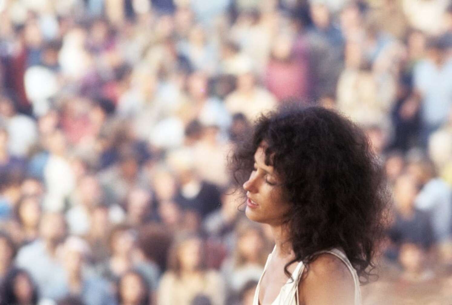 Woodstock- Frau mit dunklen Haaren tanzt