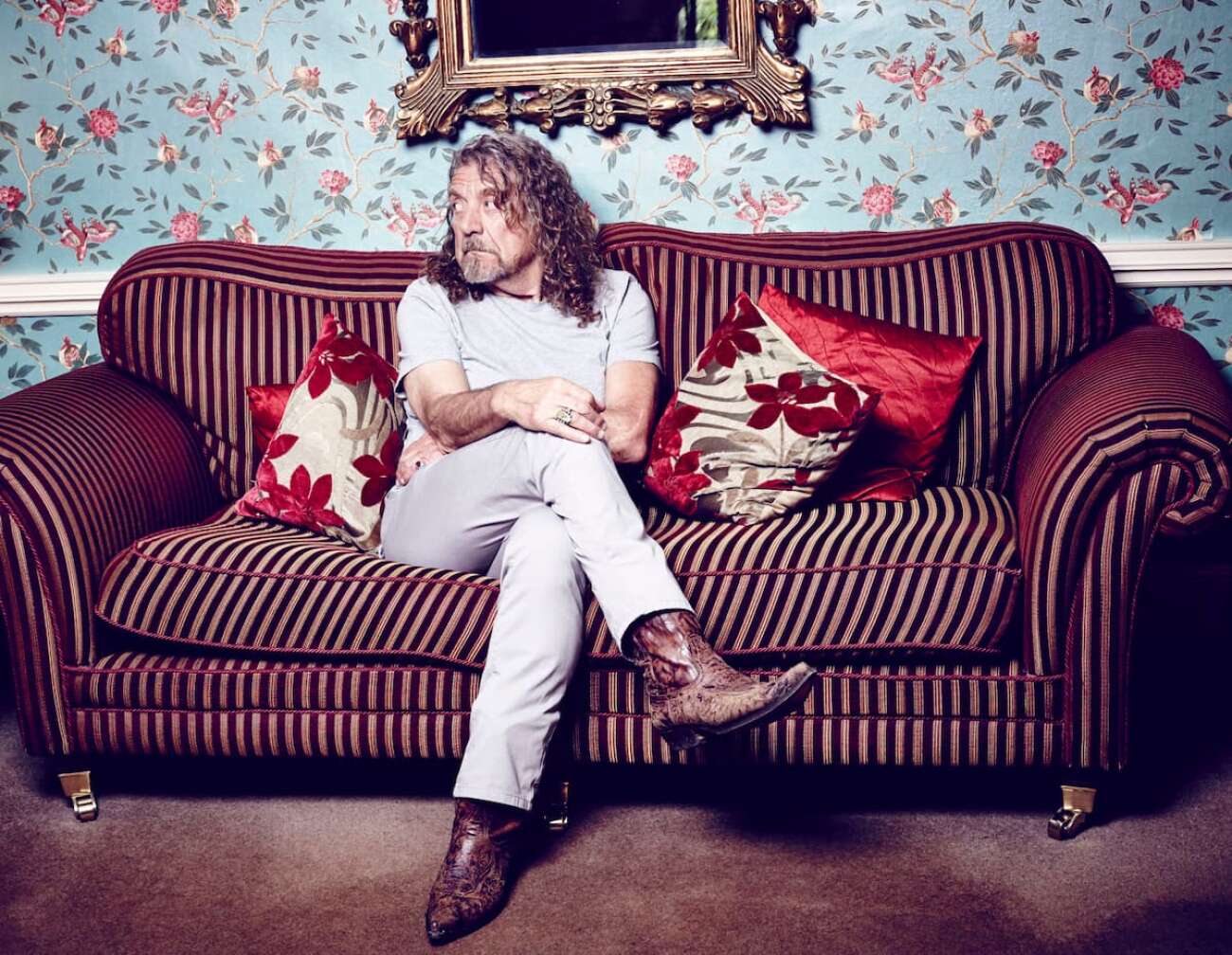 Robert Plant sitzt auf Couch