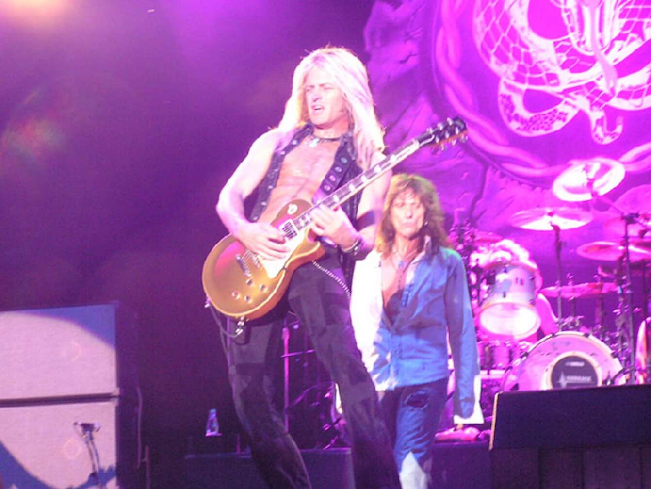 Gitarrist von Whitesnake auf der Bühne