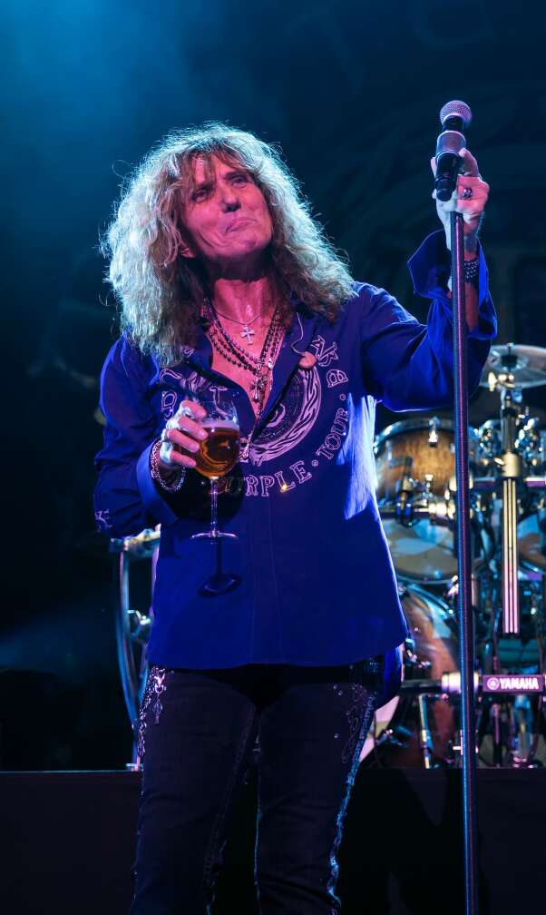 David Coverdale mit Bier in Hand auf der Bühne