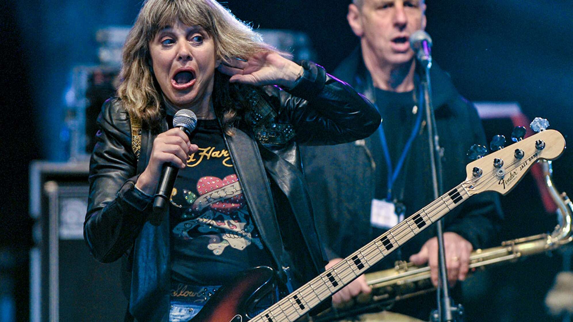 Suzi Quatro zieht eine Grimasse auf der Bühne