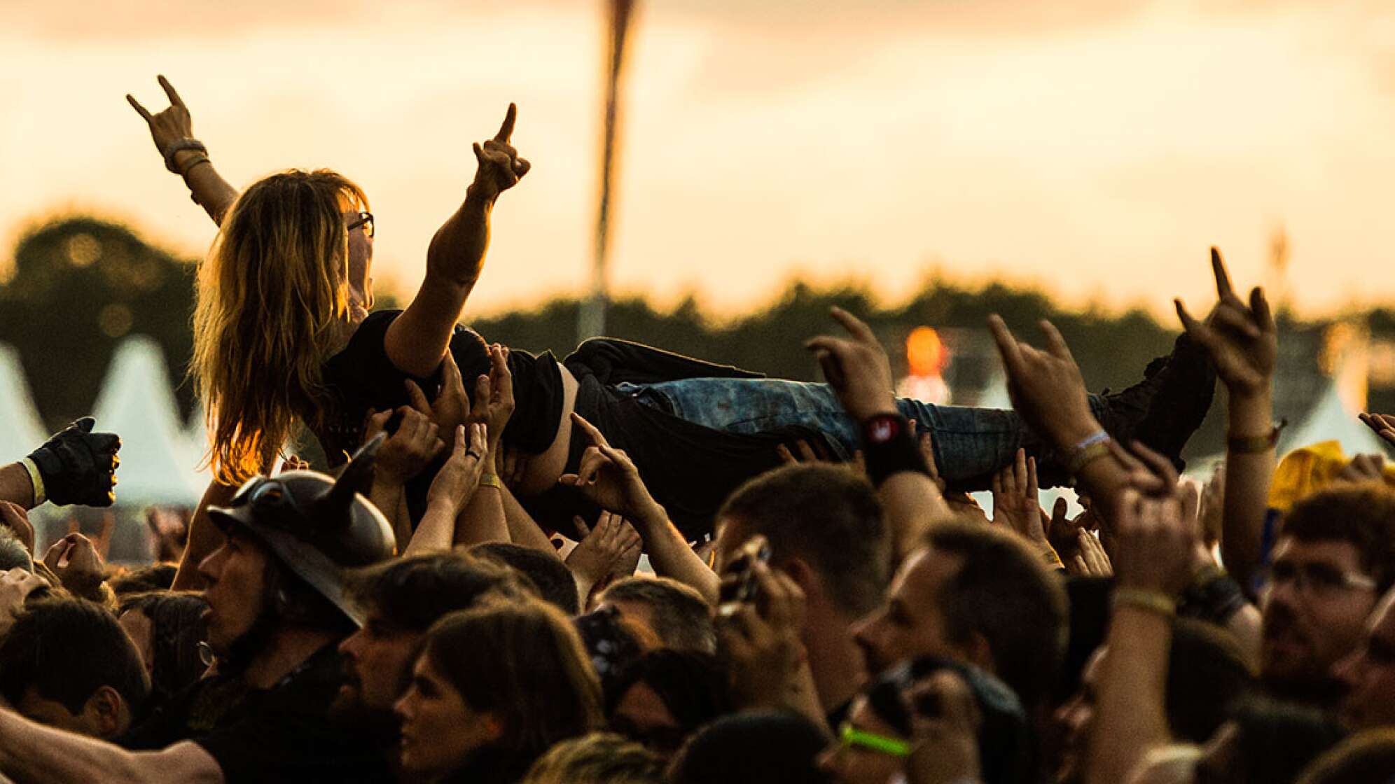 Frau beim Crowdsurfing