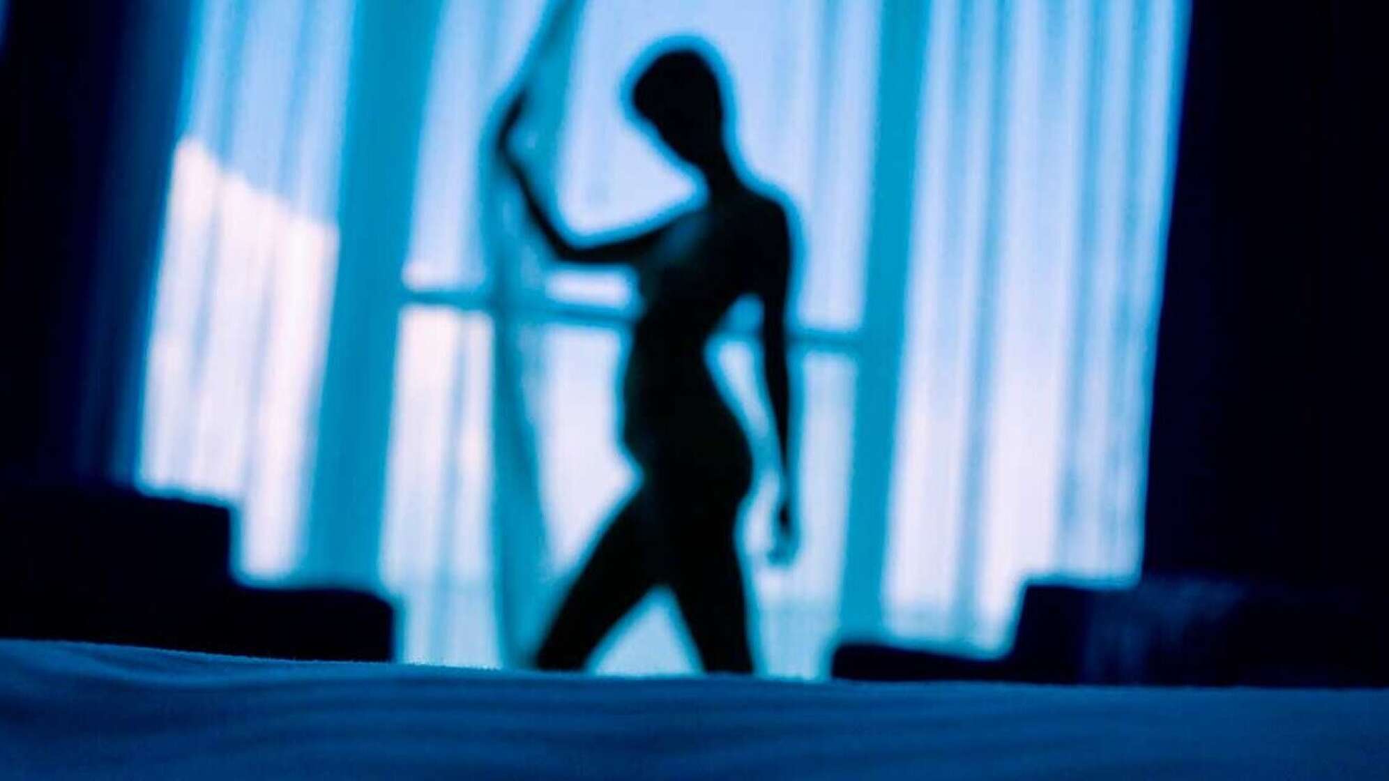 Frauensillouette vor Vorhang