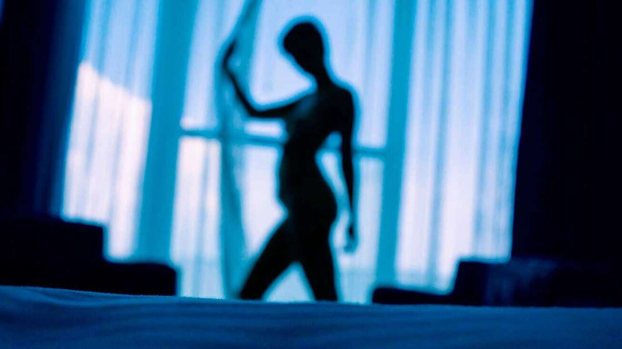 Frauensillouette vor Vorhang