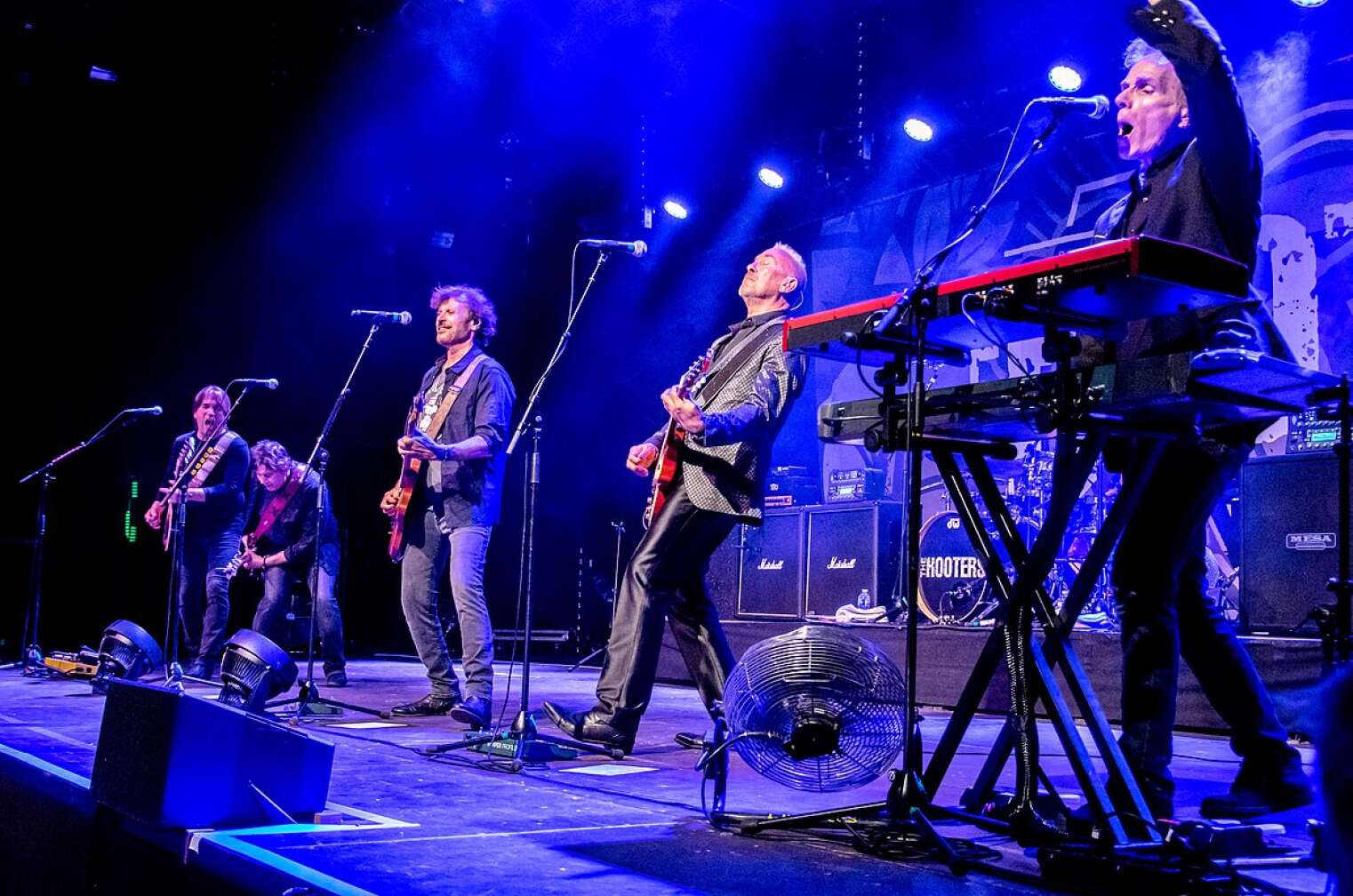 The Hooters spielen ein Live-Konzert