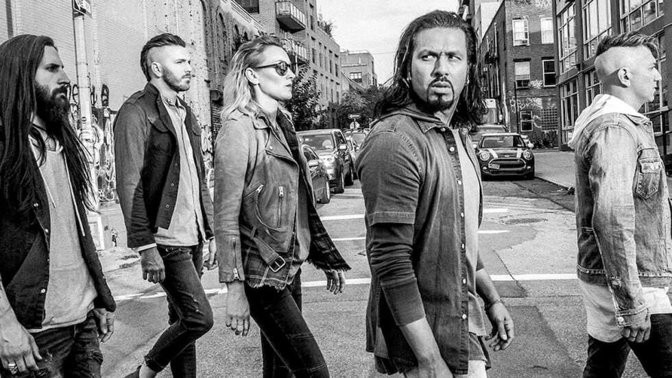 POP EVIL laufen über die Straße