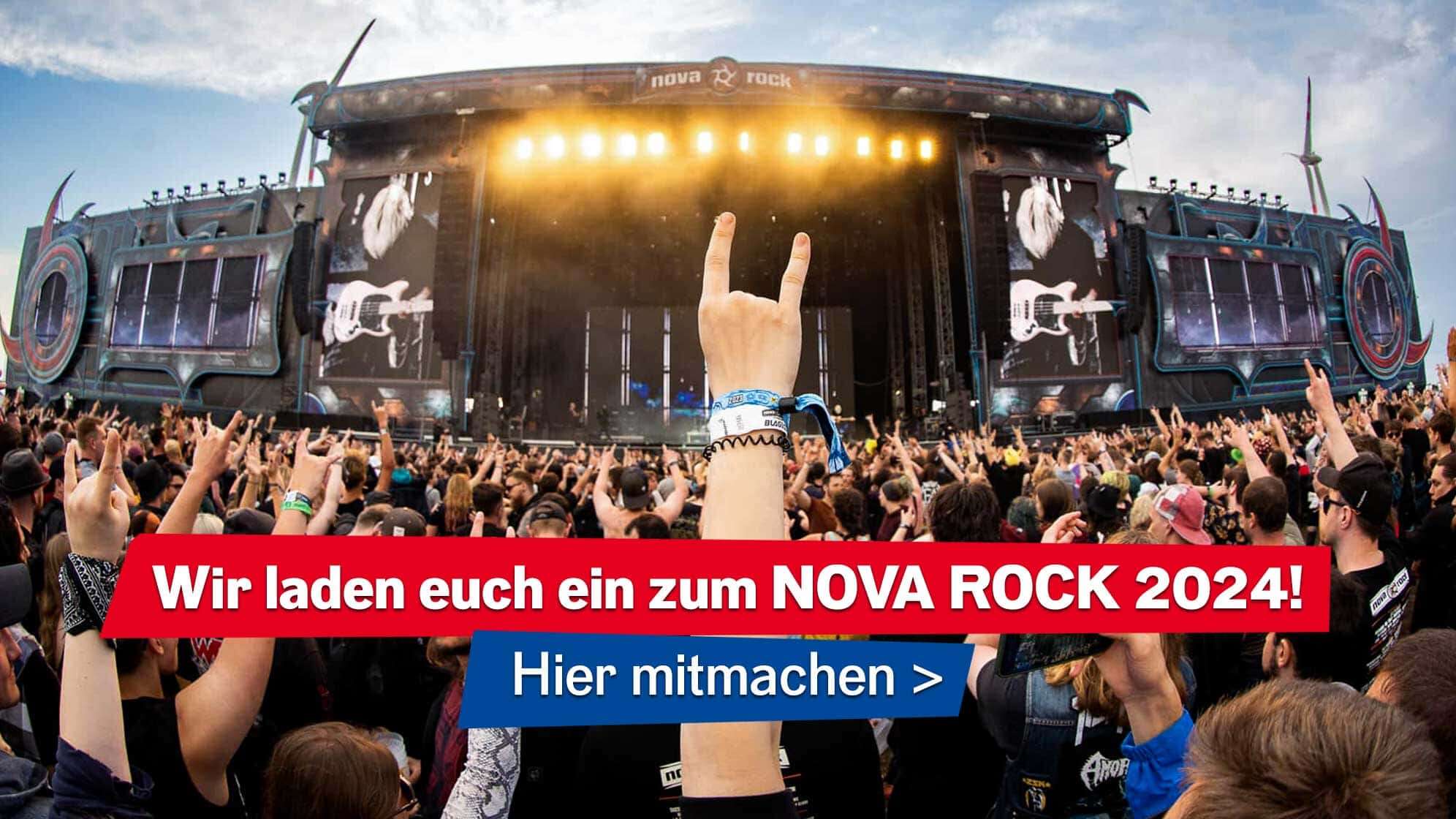 Festivalbesucher stehen vor der Bühne des NOVA ROCK Festivals 2023, während eine Band spielt und machen die Pommesgabel-Geste, dazu der Text: Wir laden euch ein zum NOVA ROCK Festival 2024 - hier mitmachen