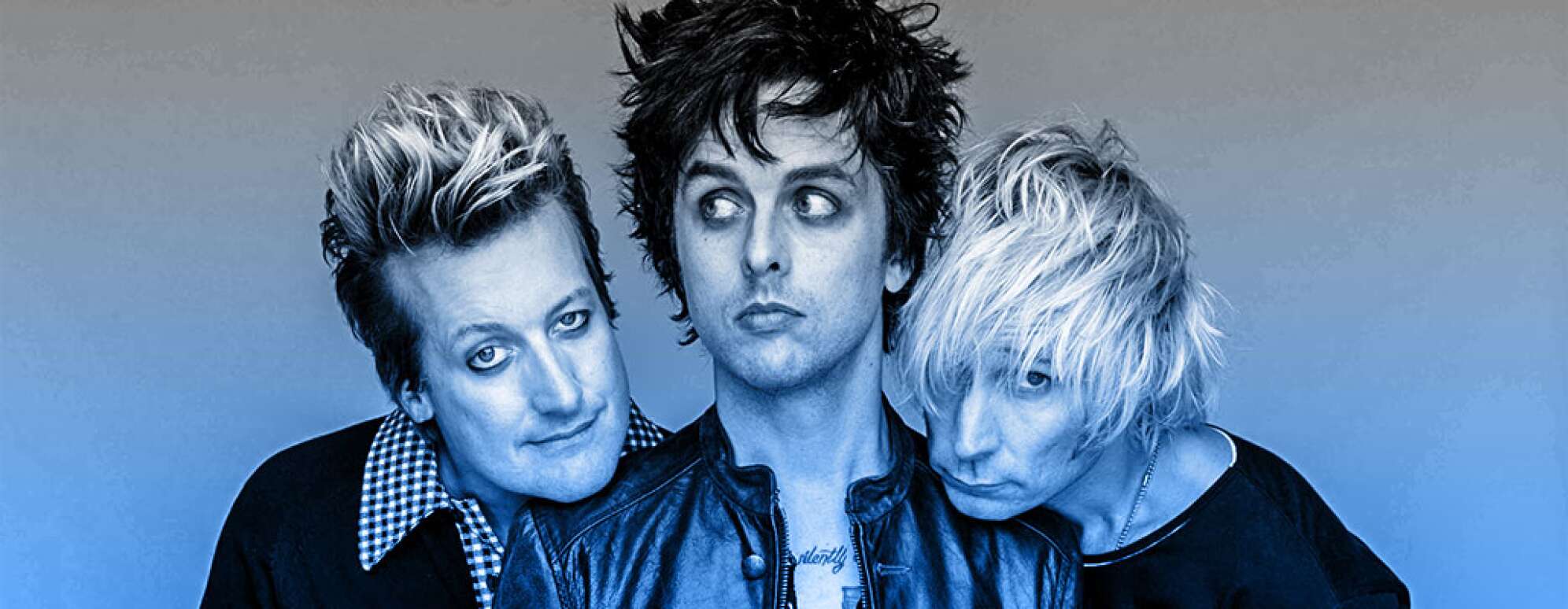 Green Day in blau vor einer Weißen Wand