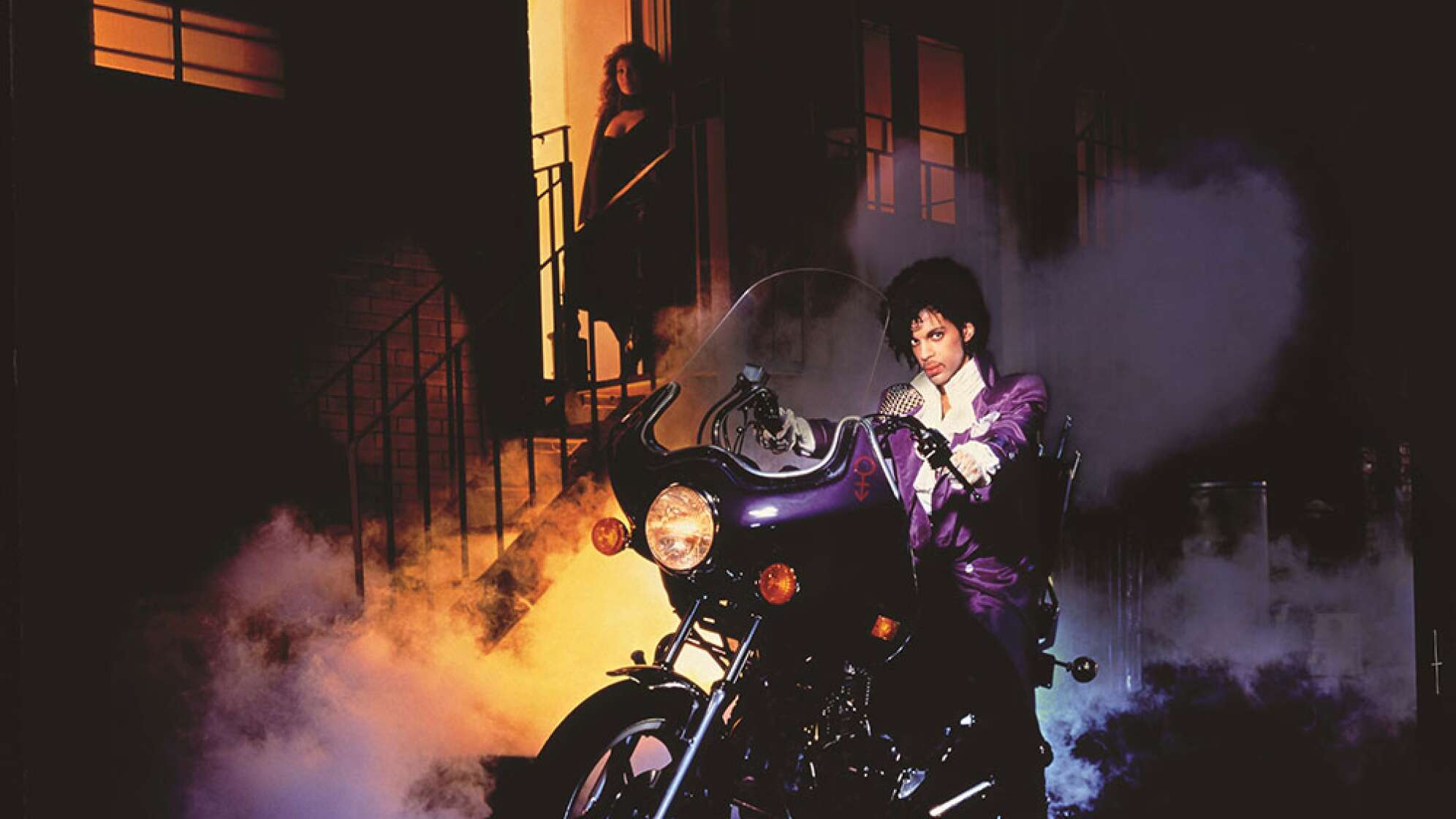PRINCE sitzt auf einem Motorrad