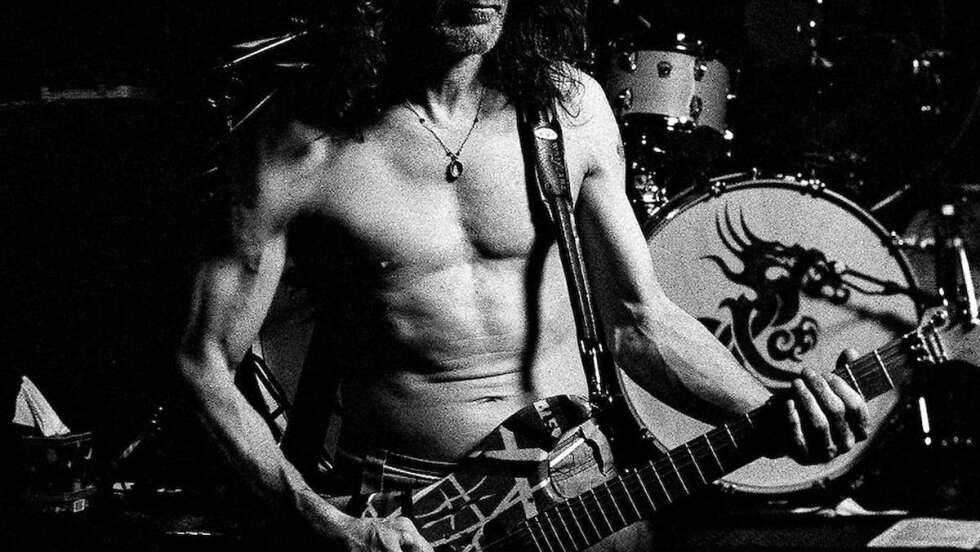 Eddie-Van-Halen-Straße oberkörperfrei