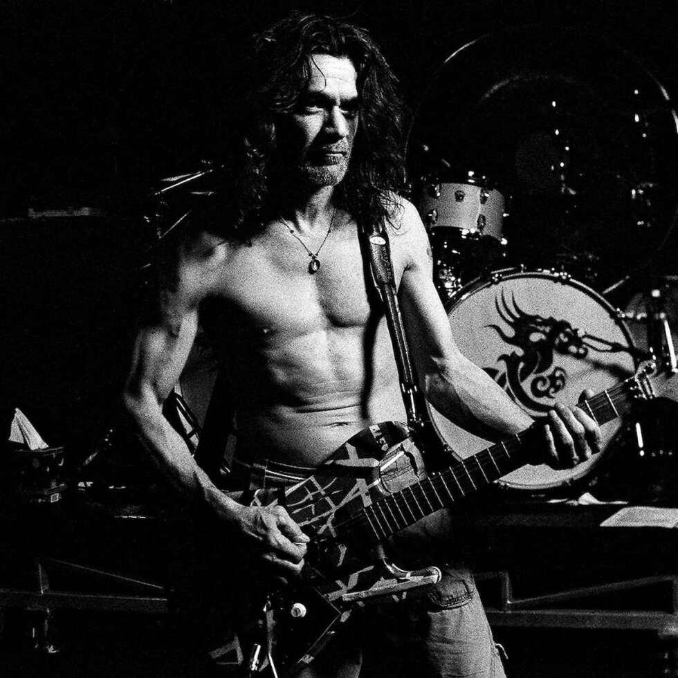 Eddie-Van-Halen-Straße oberkörperfrei