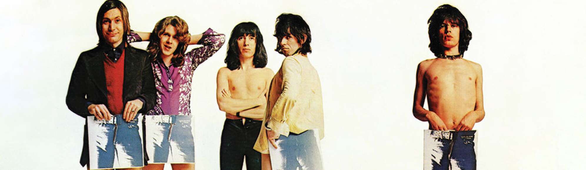 Rolling Stones mit Aufgezeichneten Hosen vor einer Weißen Wand