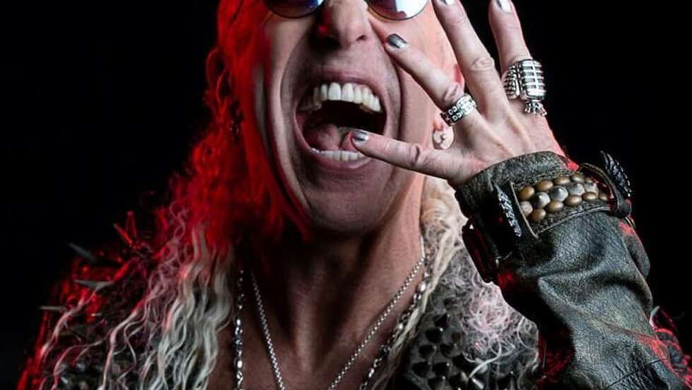 Dee Snider schreit mit Sonnenbrille