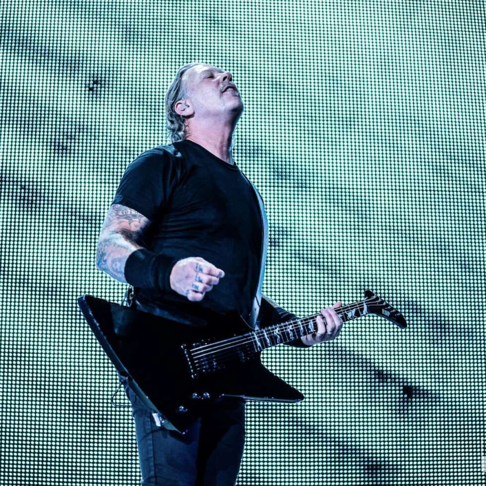 James Hetfield mit Gitarre in der Hand