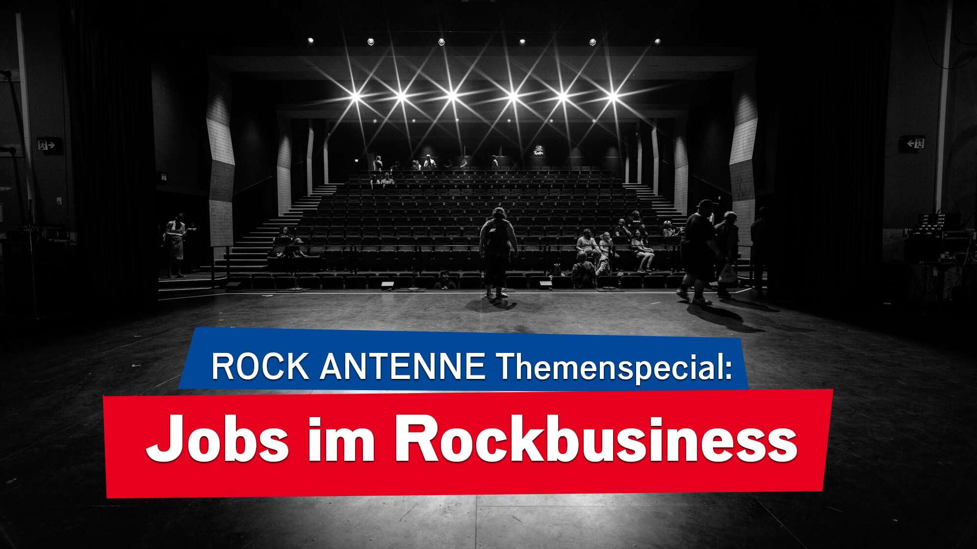Bild von hinten auf einer Bühne, Scheinwerfer strahlen und am Rand der Bühne arbeiten ein paar Menschen, dazu der Text: ROCK ANTENNE Themenspecial - Jobs im Rockbusiness