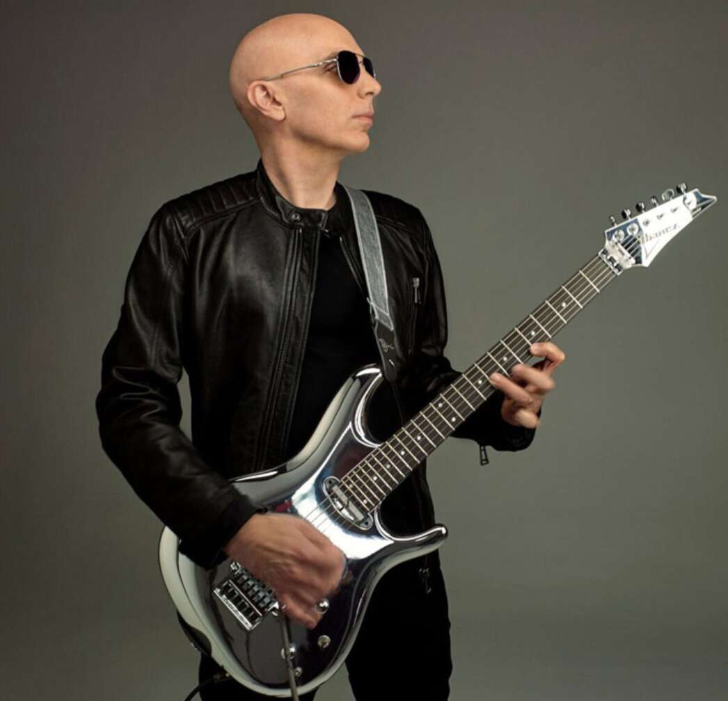 Joe Satriani mit Gitarre