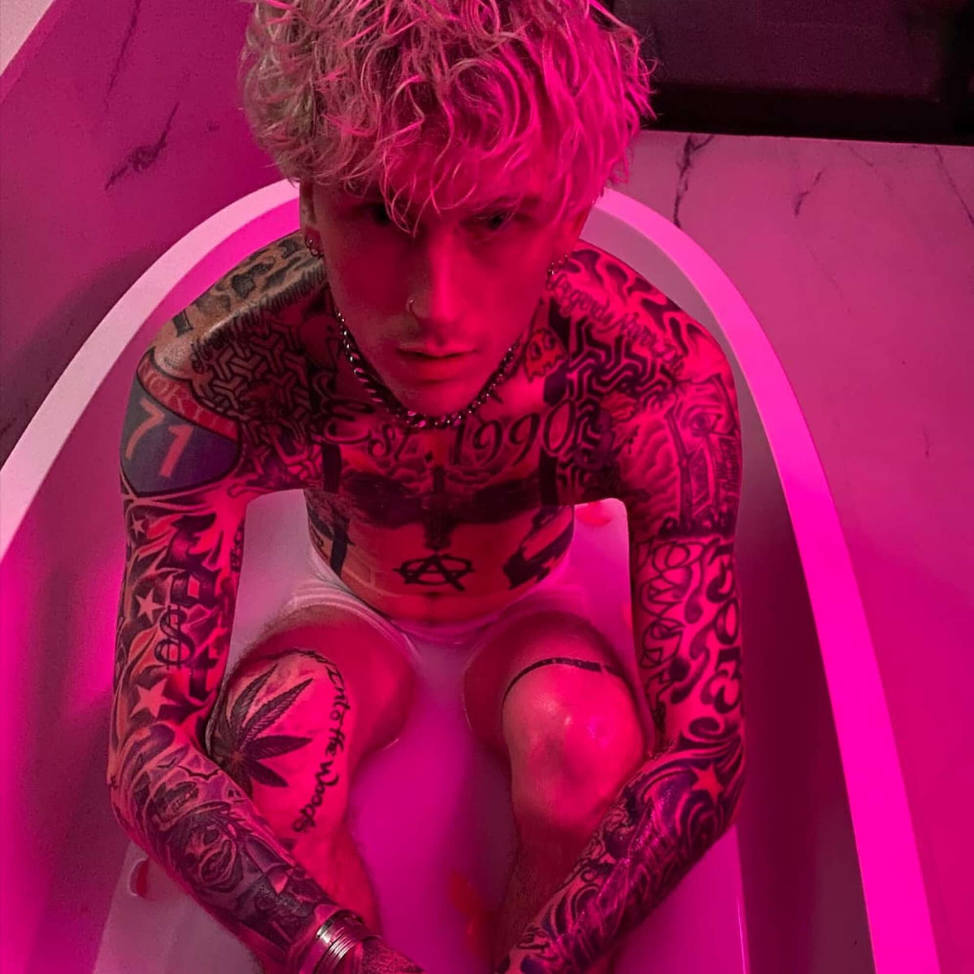 Colson Baker sitzt in der Badewanne