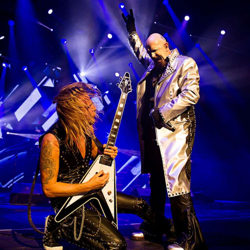 Richie Faulkner und Rob Halford auf der Bühne