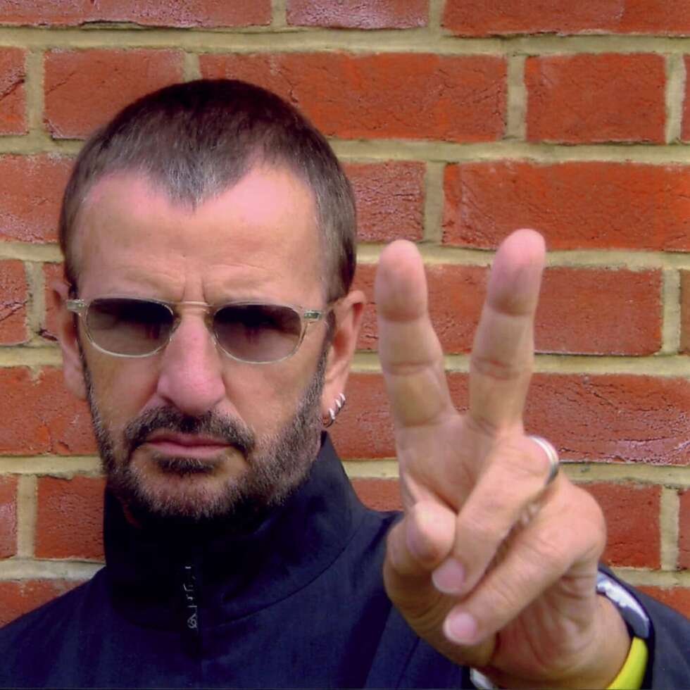 Ringo Starr mit Frieden-Handzeichen