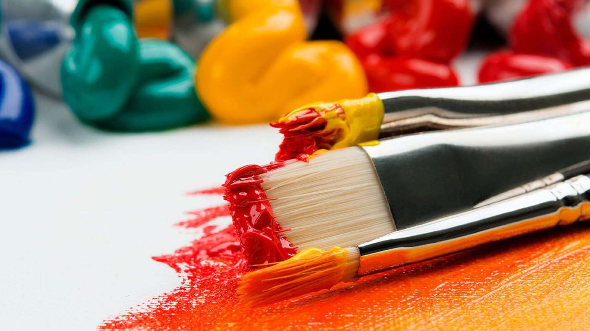 Pinsel mit Farben