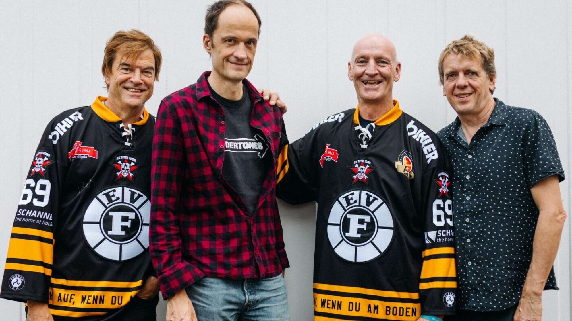 Die Toten Hosen im EV Füssen Trikot