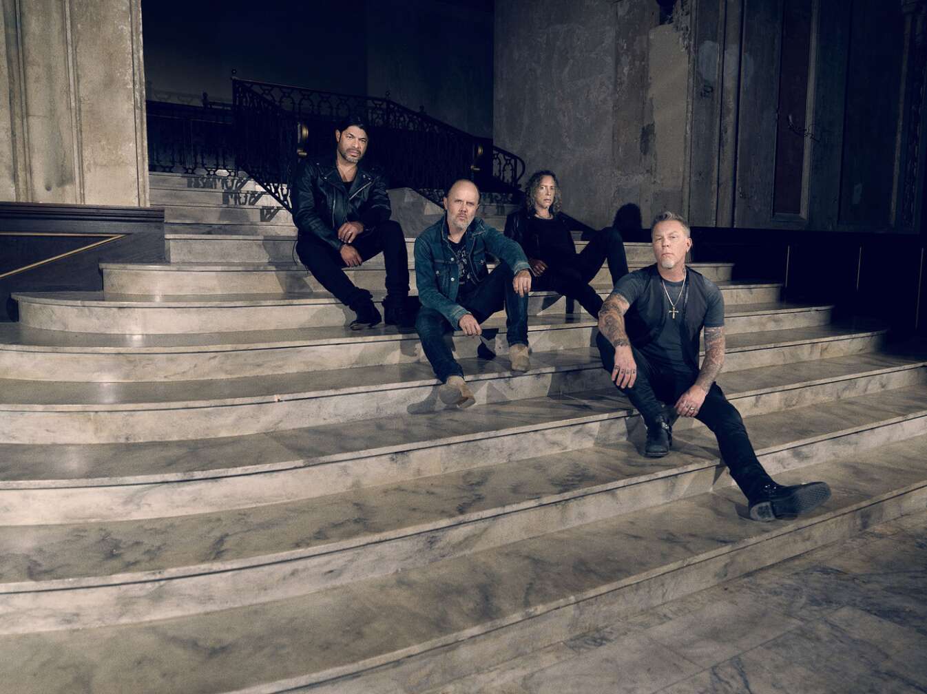 Metallica posieren auf einer Treppe