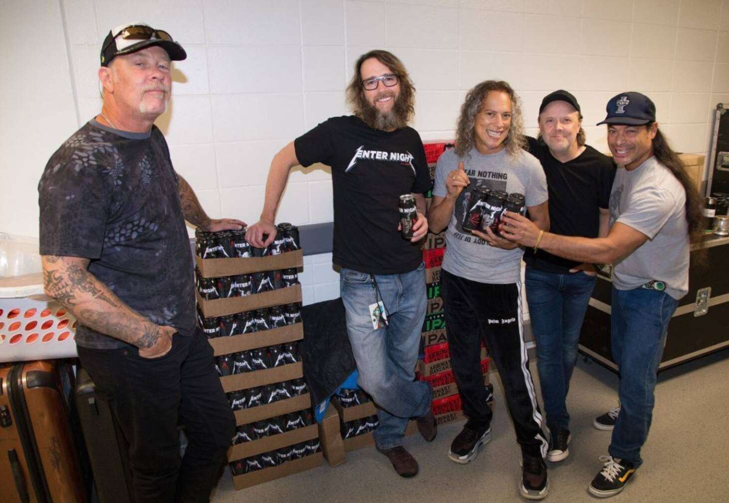 Metallica posieren von ihren Bier-Paletten