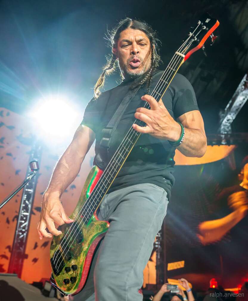 Robert Tujillo von Metallica spielt Bass bei einem  Live-Auftritt