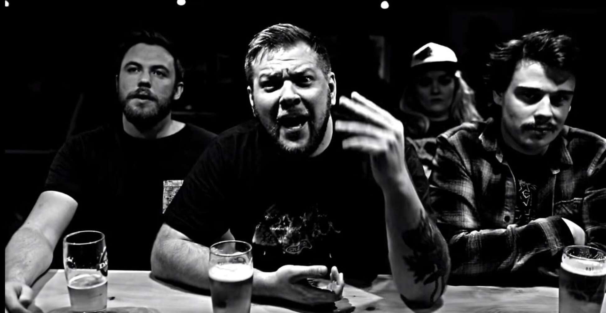Mitglieder der Band "Bokassa" sitzen an einem Tisch