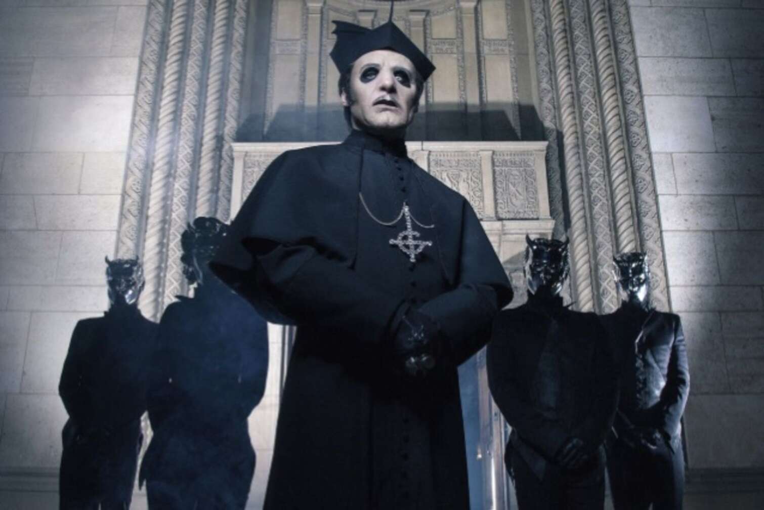 Ghost posieren vor einem Eingang