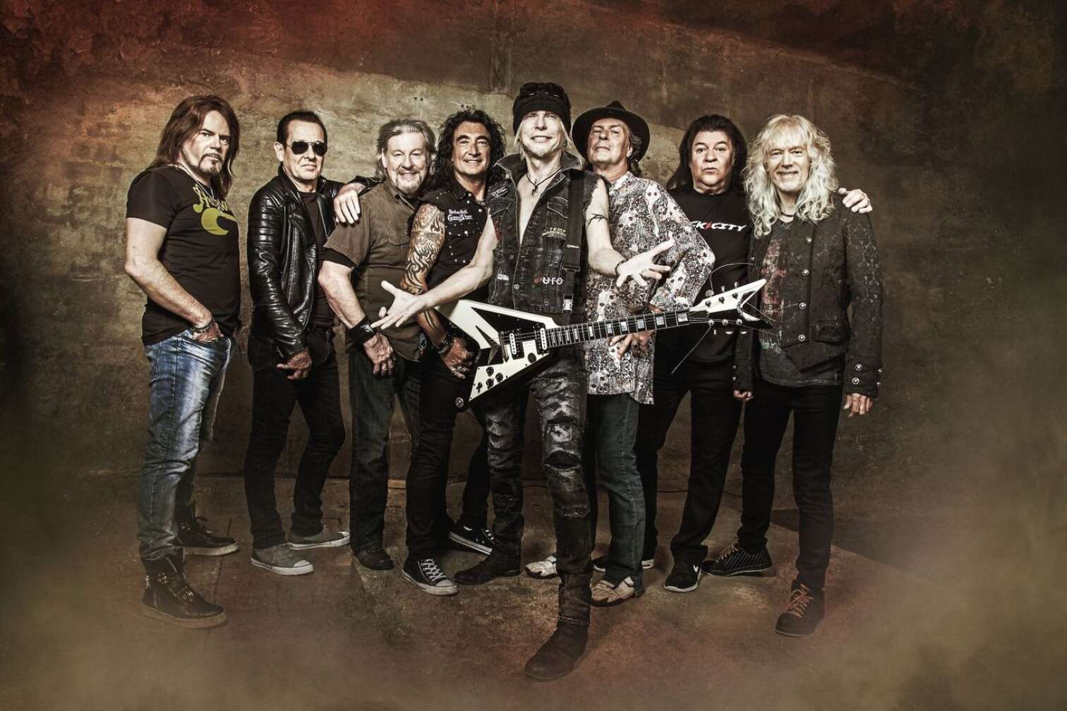 Michael Schenker posiert mit seiner Band