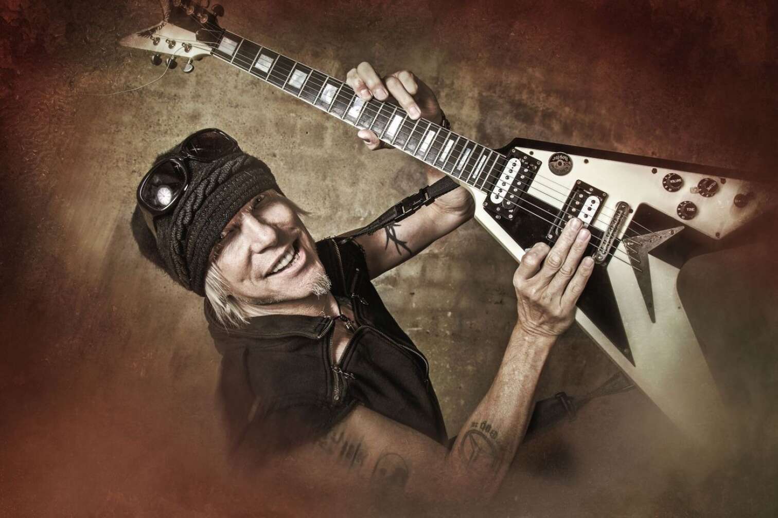 Michael Schenker posiert mit einer Gitarre