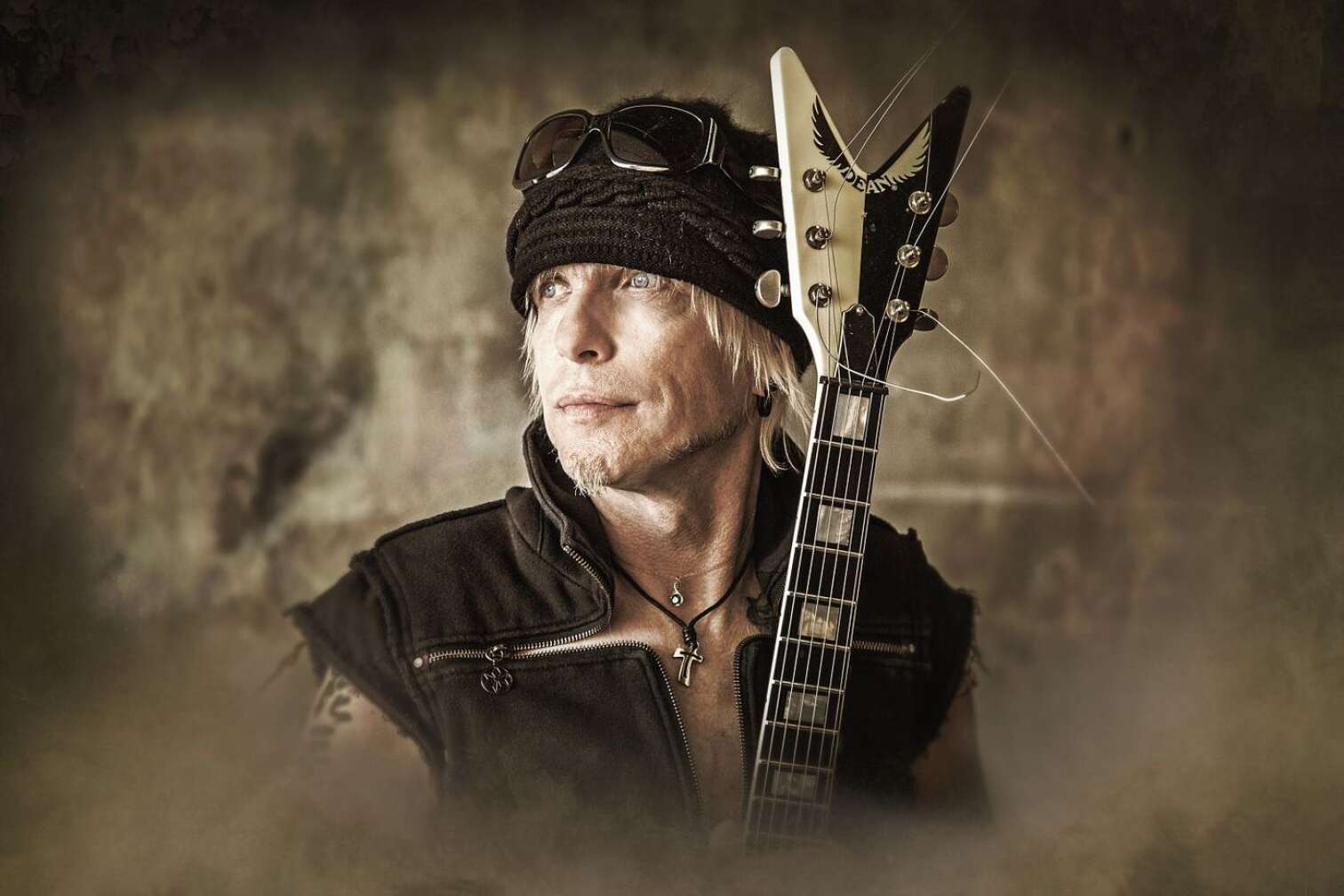 Michael Schenker posiert mit einer Gitarre