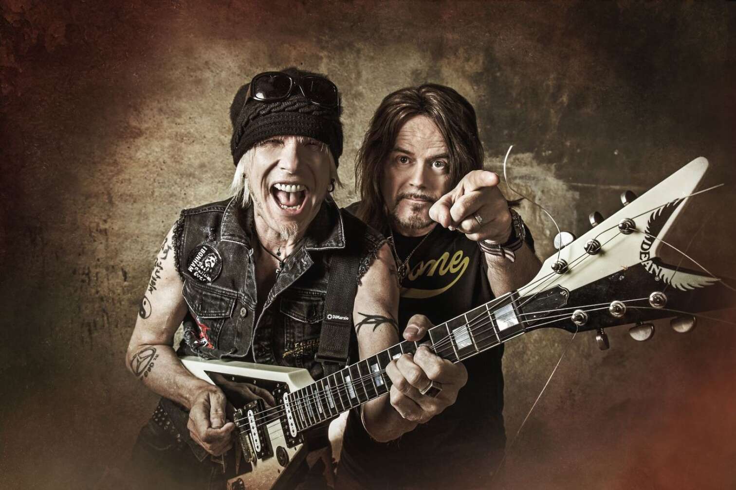 Michael Schenker posiert mit einer Gitarre