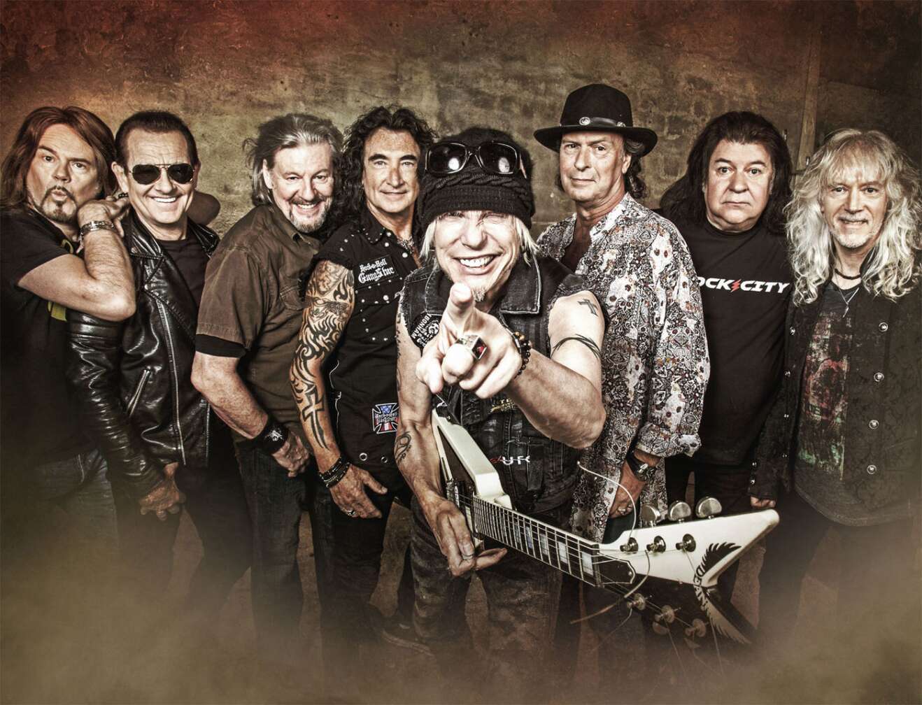 Michael Schenker posiert mit seiner Band